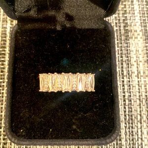 Baguette anniversary band. Five sparkly baguettes with round stones between